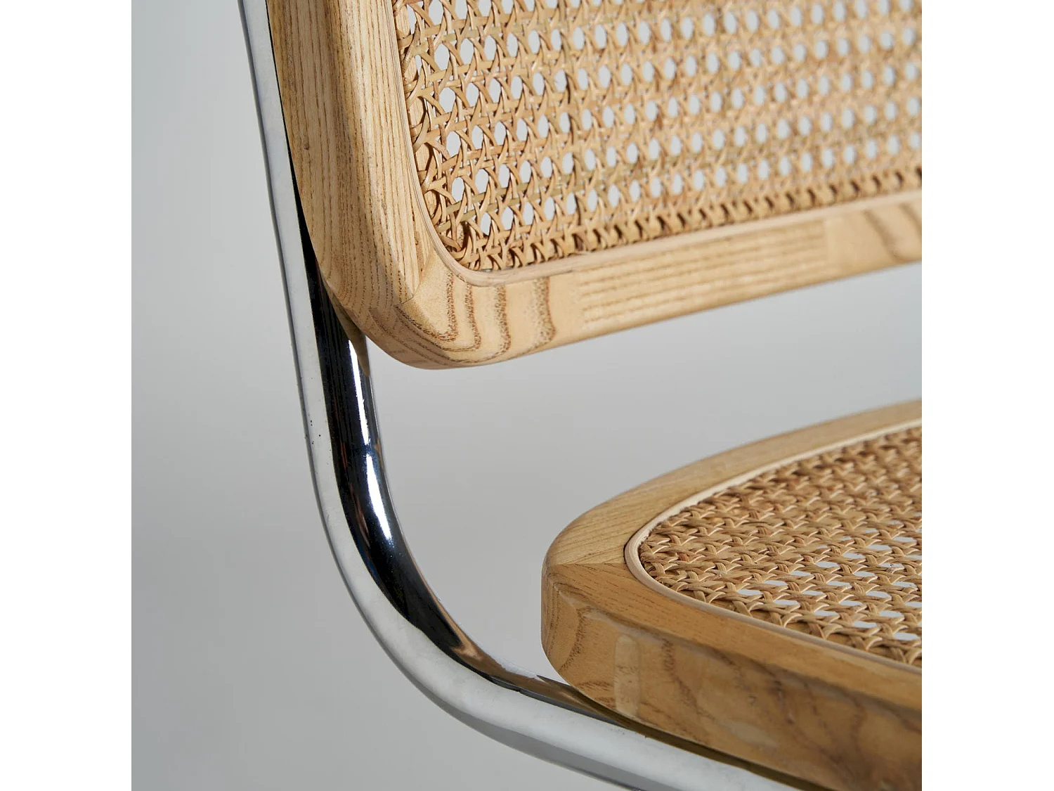 Chaise Design en Tissage Naturel sur Structure Métallisée