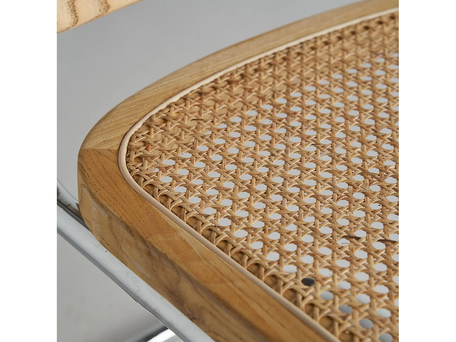 Chaise Design en Tissage Naturel sur Structure Métallisée