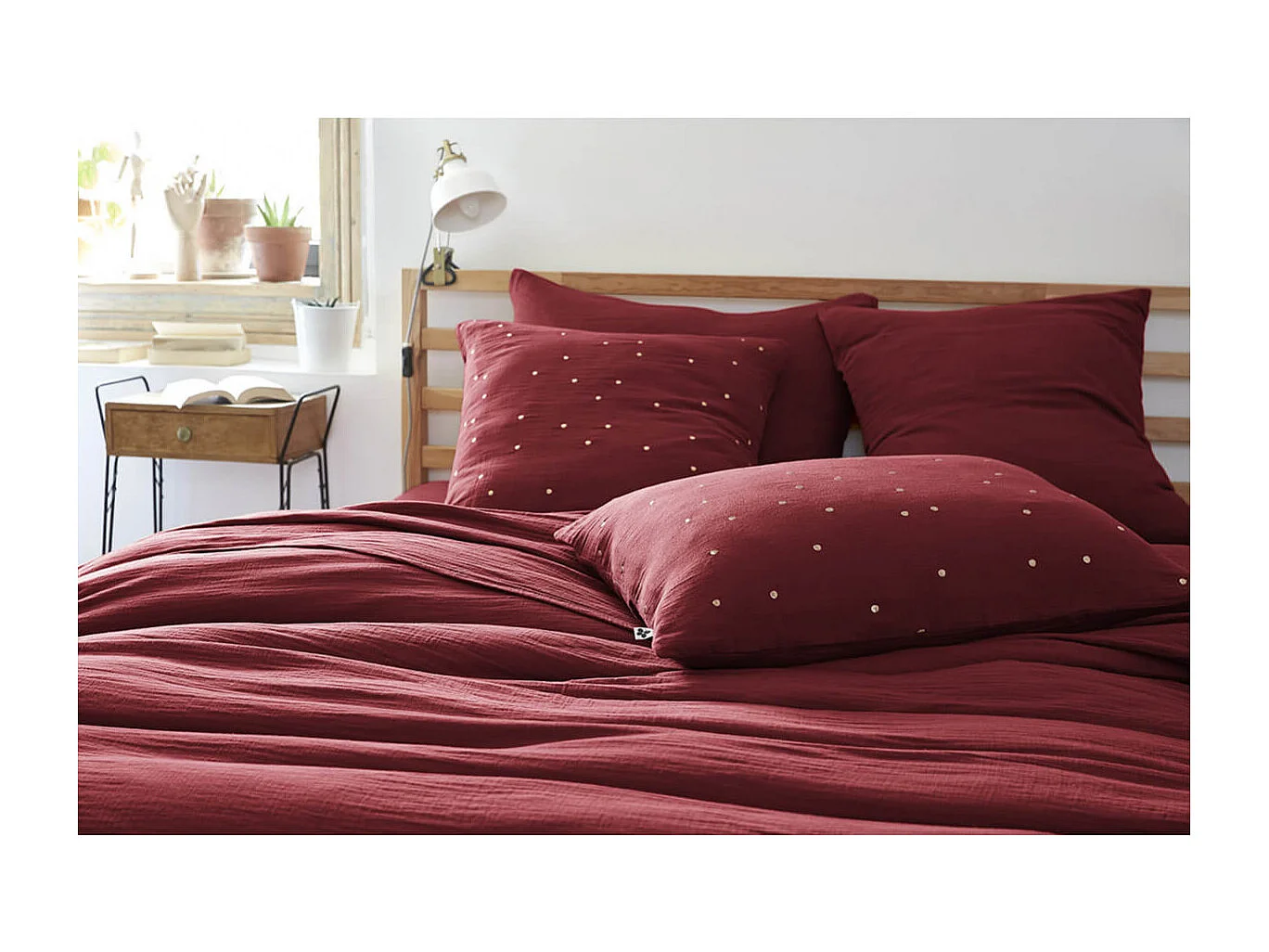 OUREA MOTIF - Taie d'Oreiller 50x70cm Gaze de Coton Lie de Vin à Pois Dorés