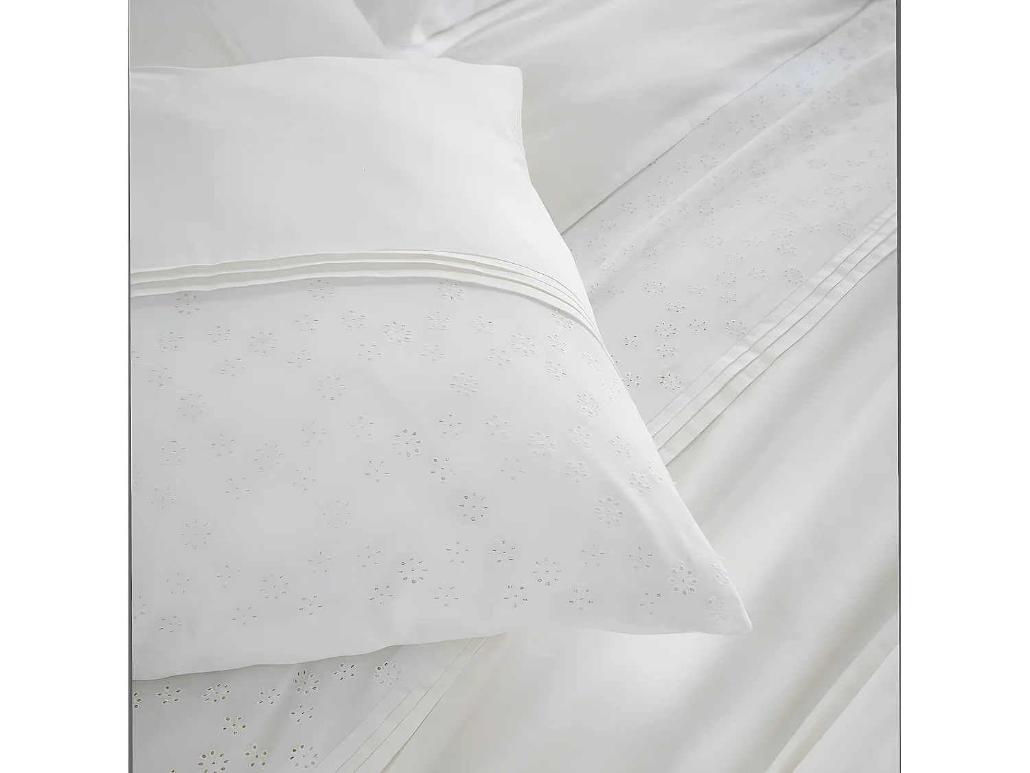 POLA - Taie d'Oreiller 63x63cm Coton Coloris Coco avec Détails Ajourés