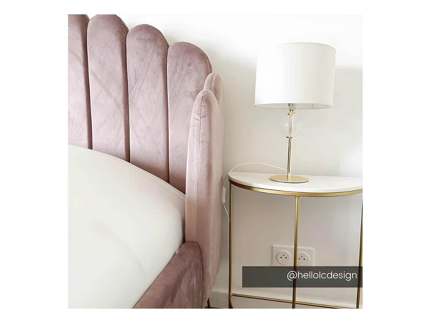 Polsterbett - 140 x 190 cm - wellenförmiges Kopfteil - Samt - Altrosa - SAGALI