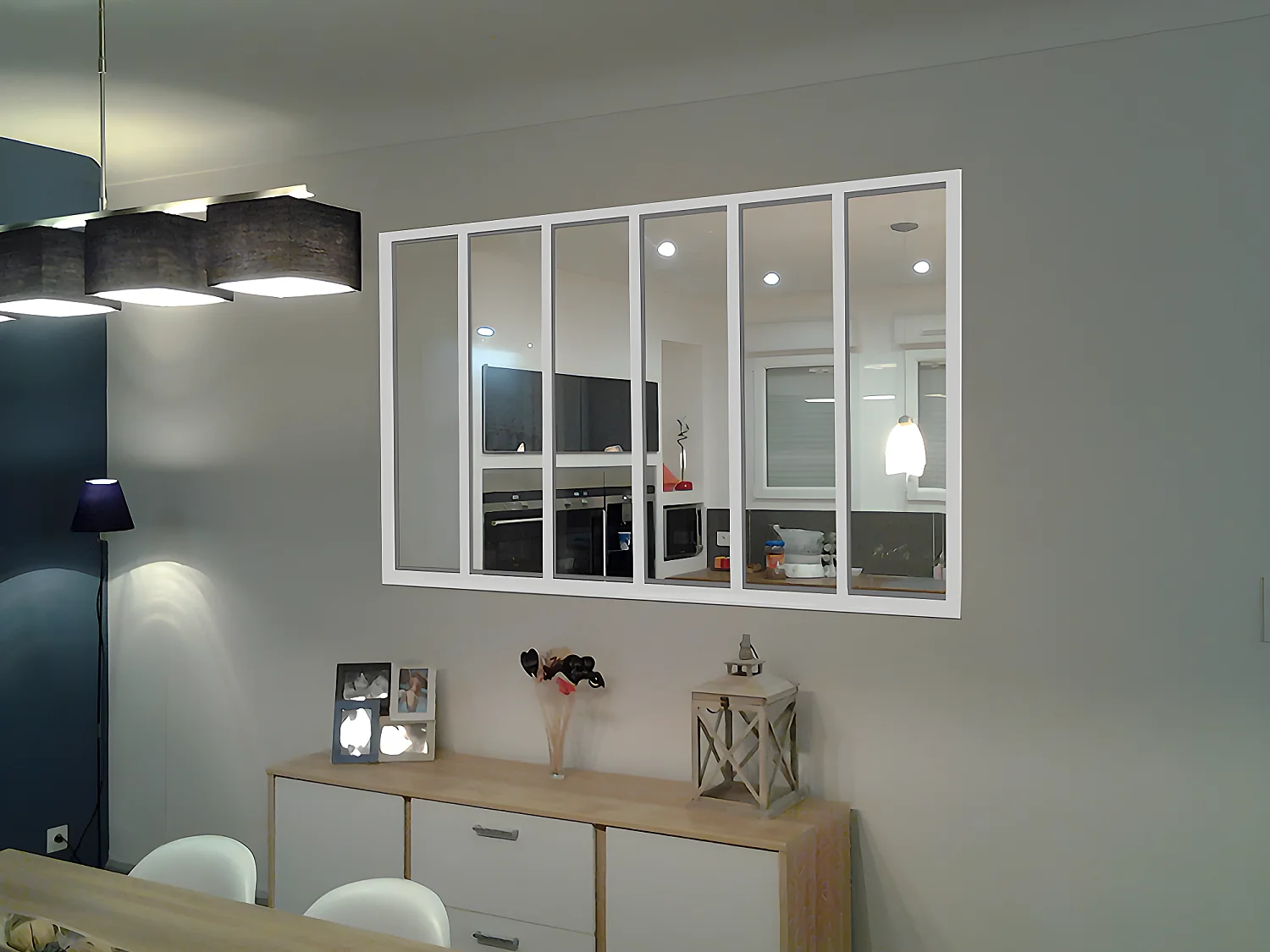 Przeszklona ścianka BAYVIEW z aluminium lakierowanego na biało – 180 × 130 cm