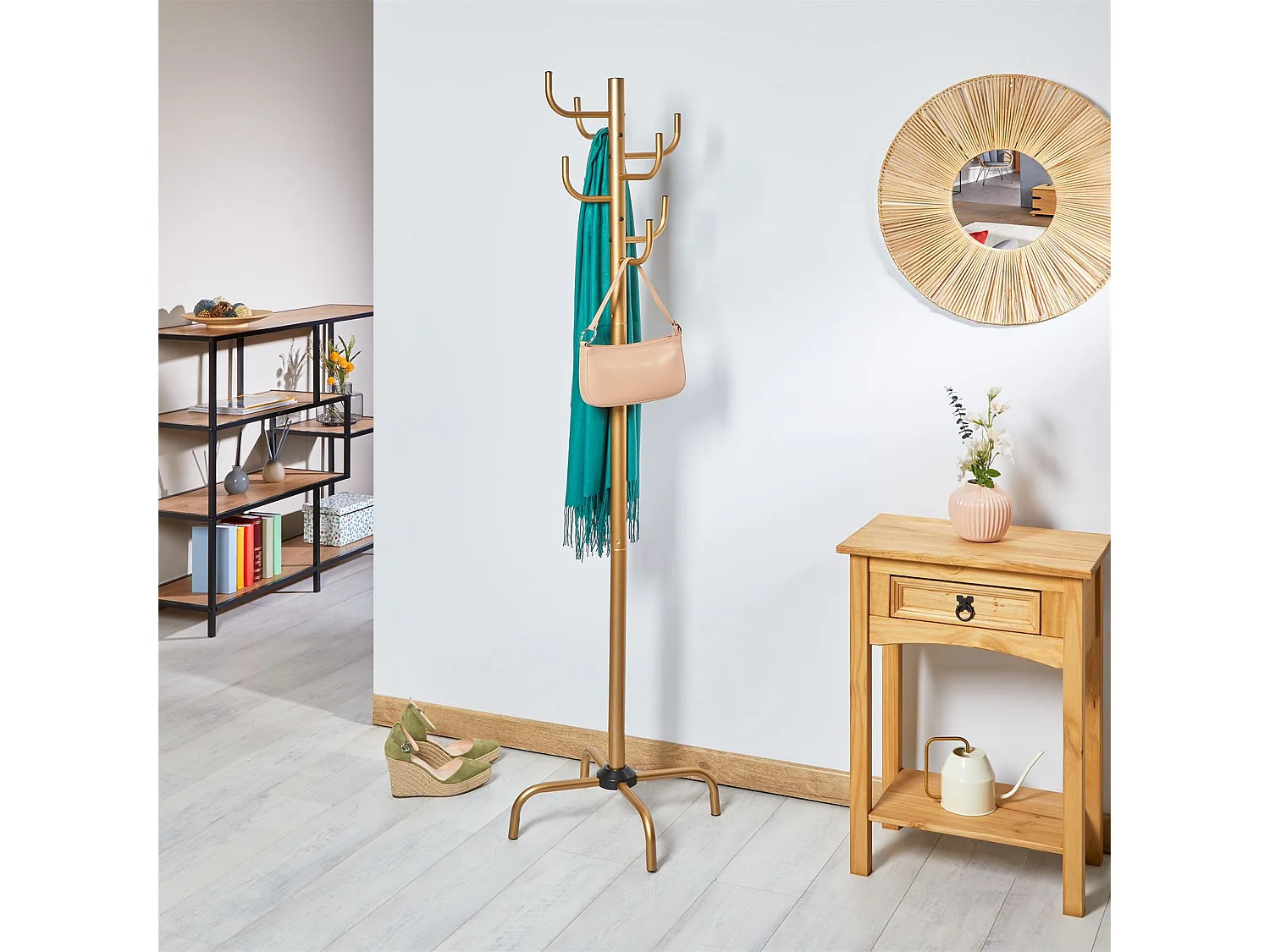 Porte-manteaux perroquet KAKTUS avec 8 portants crochets de hauteur différente, structure en métal laqué or