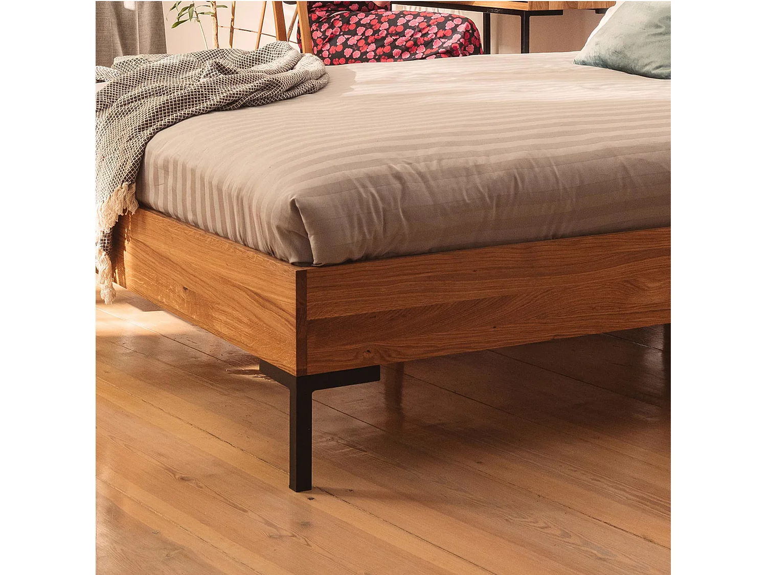 Lit en chêne massif clair 140x190 avec pieds en métal - LT36001