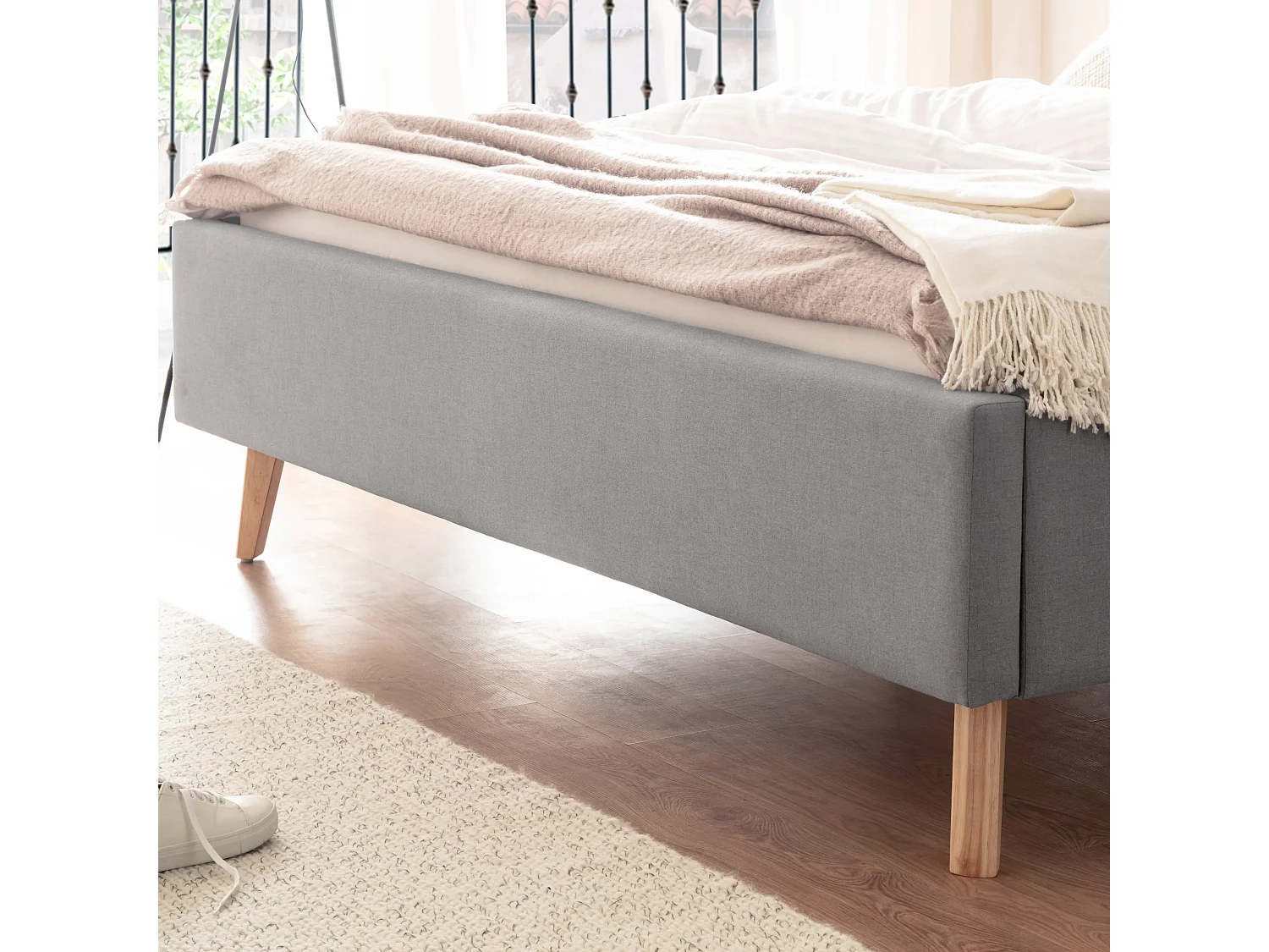 Lit rembourré en tissu gris clair avec tête de lit lisse 140x200 - LT8003