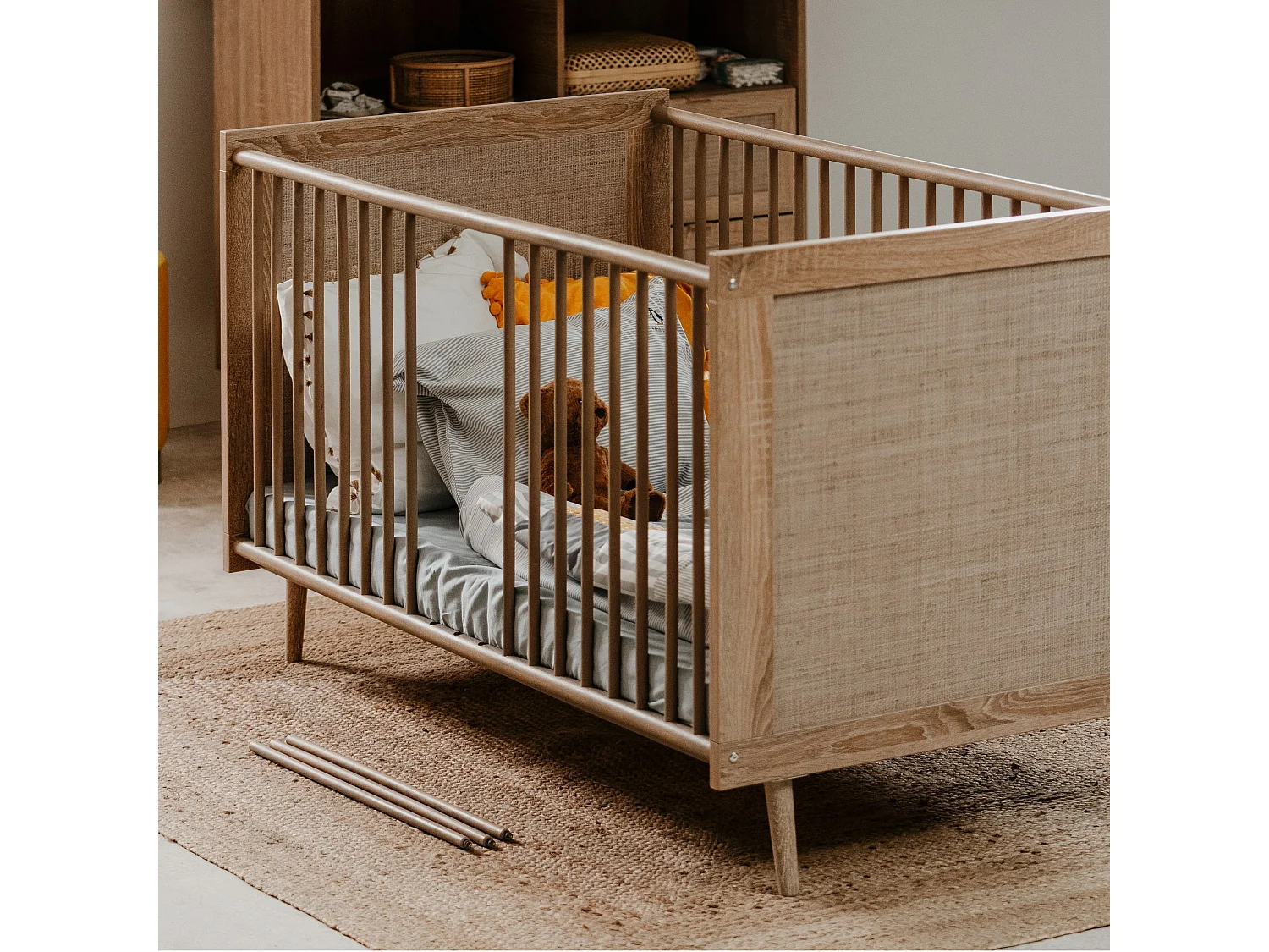 Lit bébé à barreaux en bois clair imprimé cannage 70x140 - LT7085