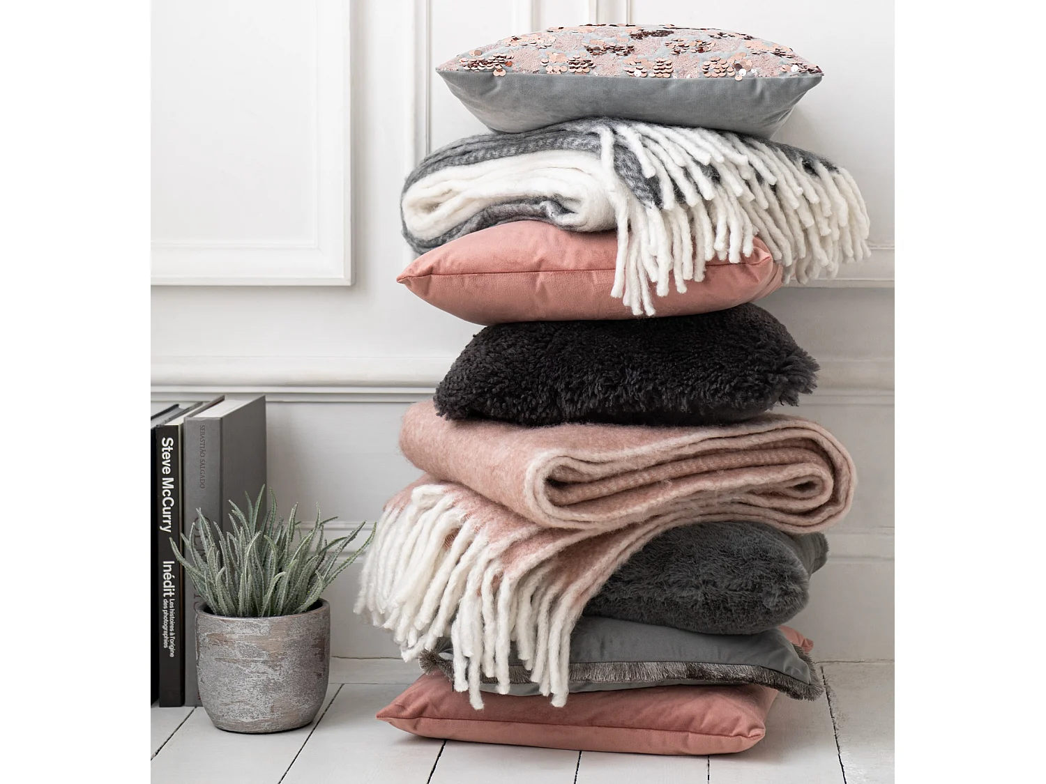 Coussin Déco "Peau de Mouton" 40x40cm Gris Foncé