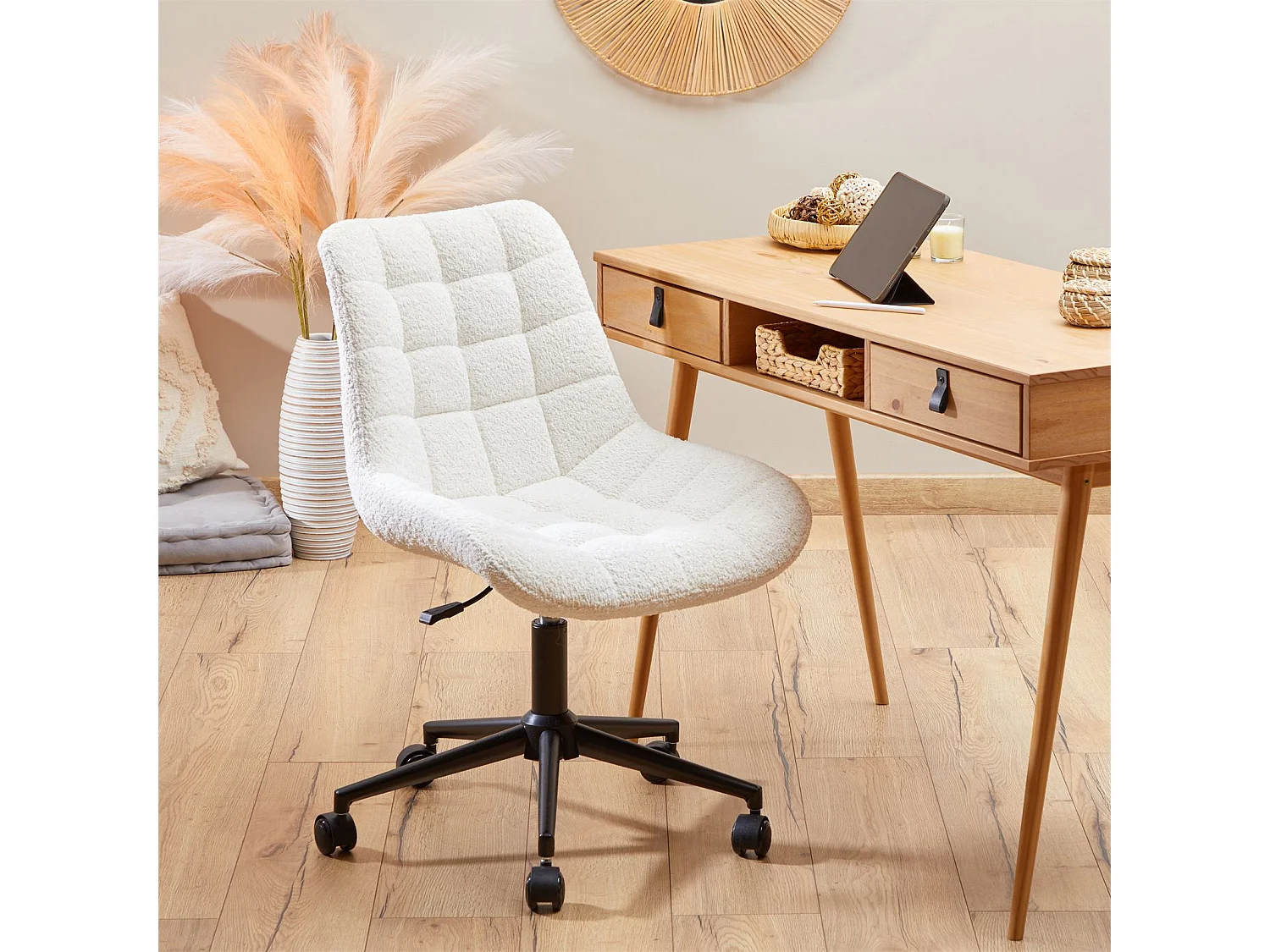 Chaise de bureau en pilou TASK fauteuil pivotant à roulettes en tissu bouclé blanc avec pieds en métal laqué noir