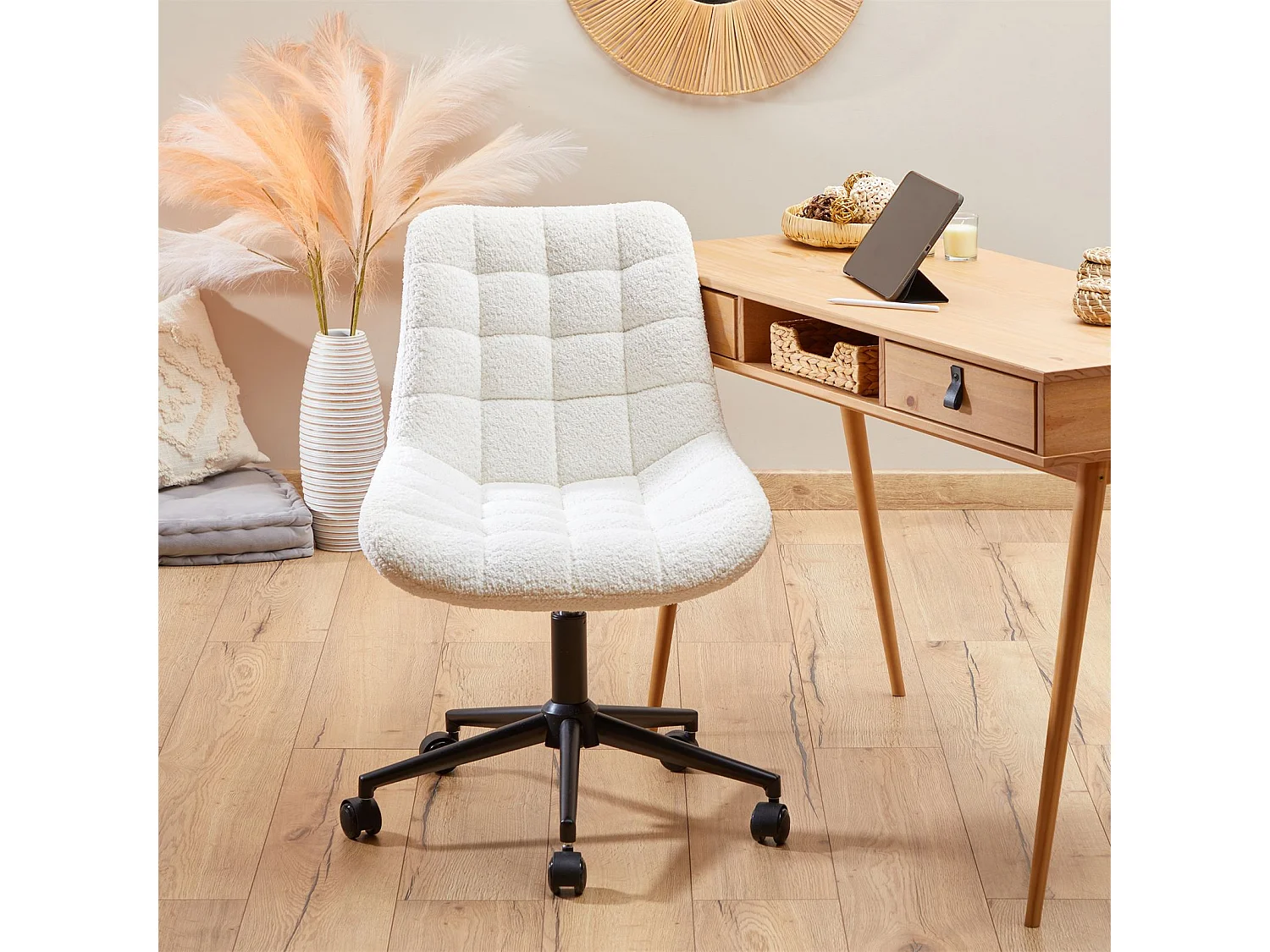 Chaise de bureau en pilou TASK fauteuil pivotant à roulettes en tissu bouclé blanc avec pieds en métal laqué noir