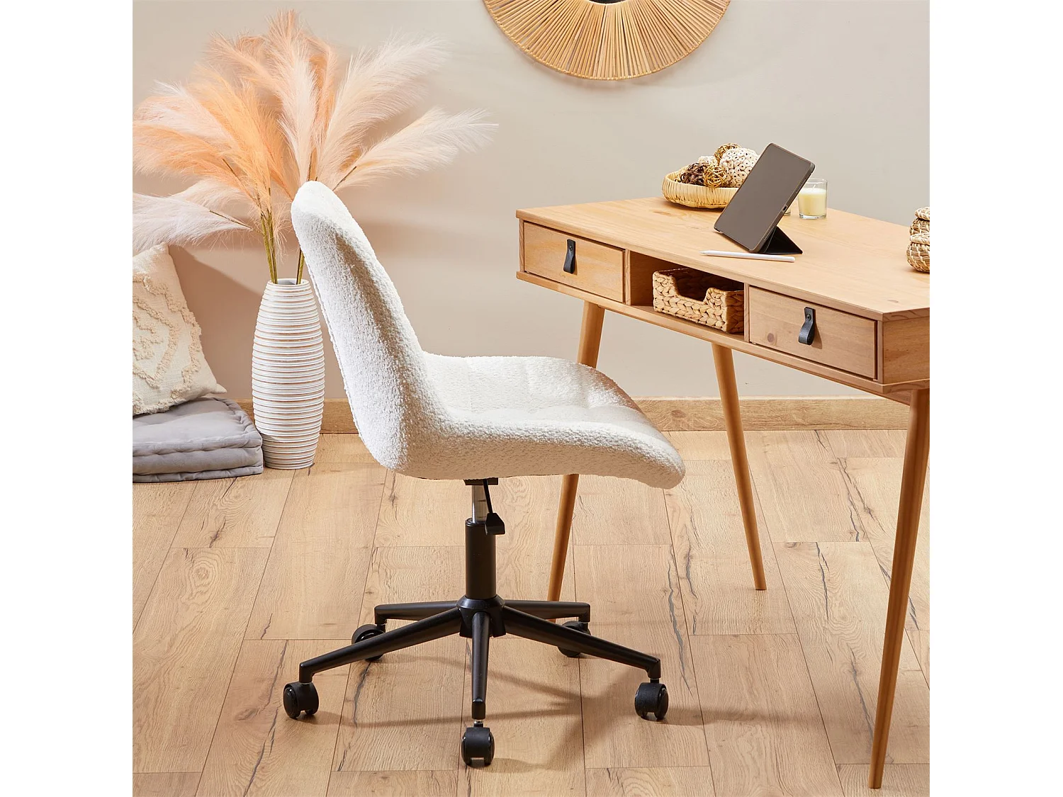 Chaise de bureau en pilou TASK fauteuil pivotant à roulettes en tissu bouclé blanc avec pieds en métal laqué noir
