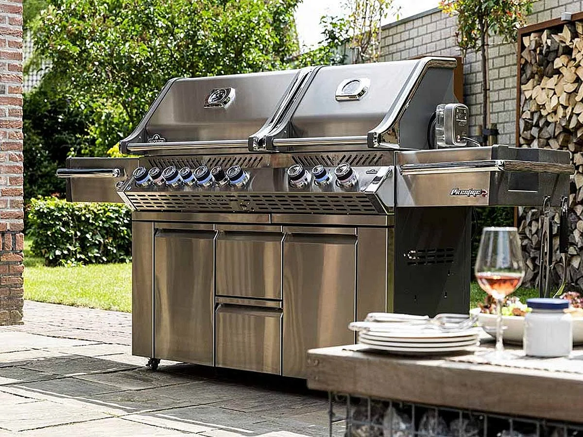 Barbecue à gaz Prestige Pro 825 4 brûleurs + 2 Sizzle Zone + brûleur arrière + fumoir - Napoleon