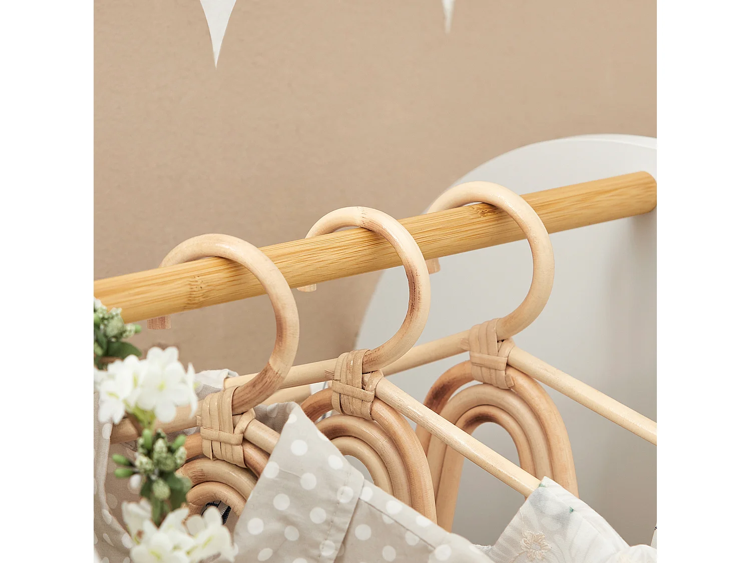 Portant Vêtements Chambre Enfant, Porte-vêtement, 3 Étagères, 1 Panier Et 3 Crochets, Kmb40-w