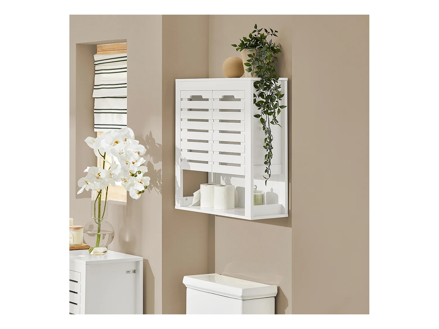 SoBuy BZR51-W Badkamer Wandkast, Hoge Kast, Hangkast, Badkamerkast Hangend, Badkamer Opbergkast met 3 Planken en 2 Deuren