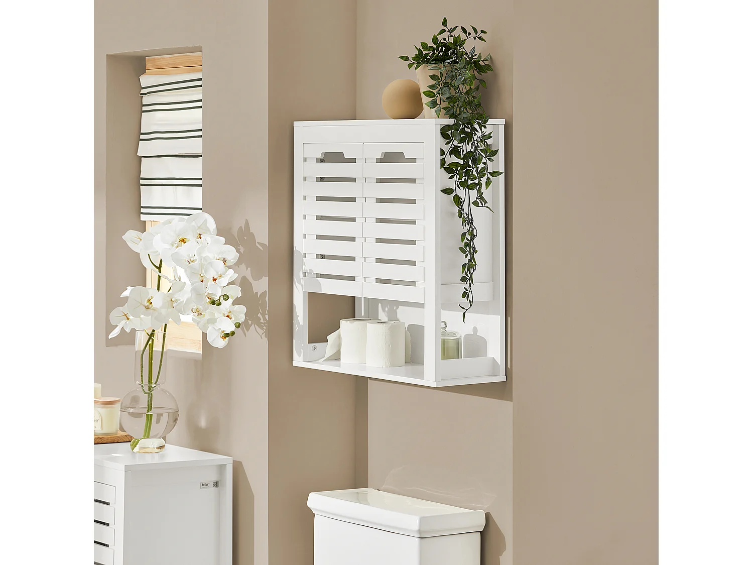 SoBuy BZR51-W Badkamer Wandkast, Hoge Kast, Hangkast, Badkamerkast Hangend, Badkamer Opbergkast met 3 Planken en 2 Deuren