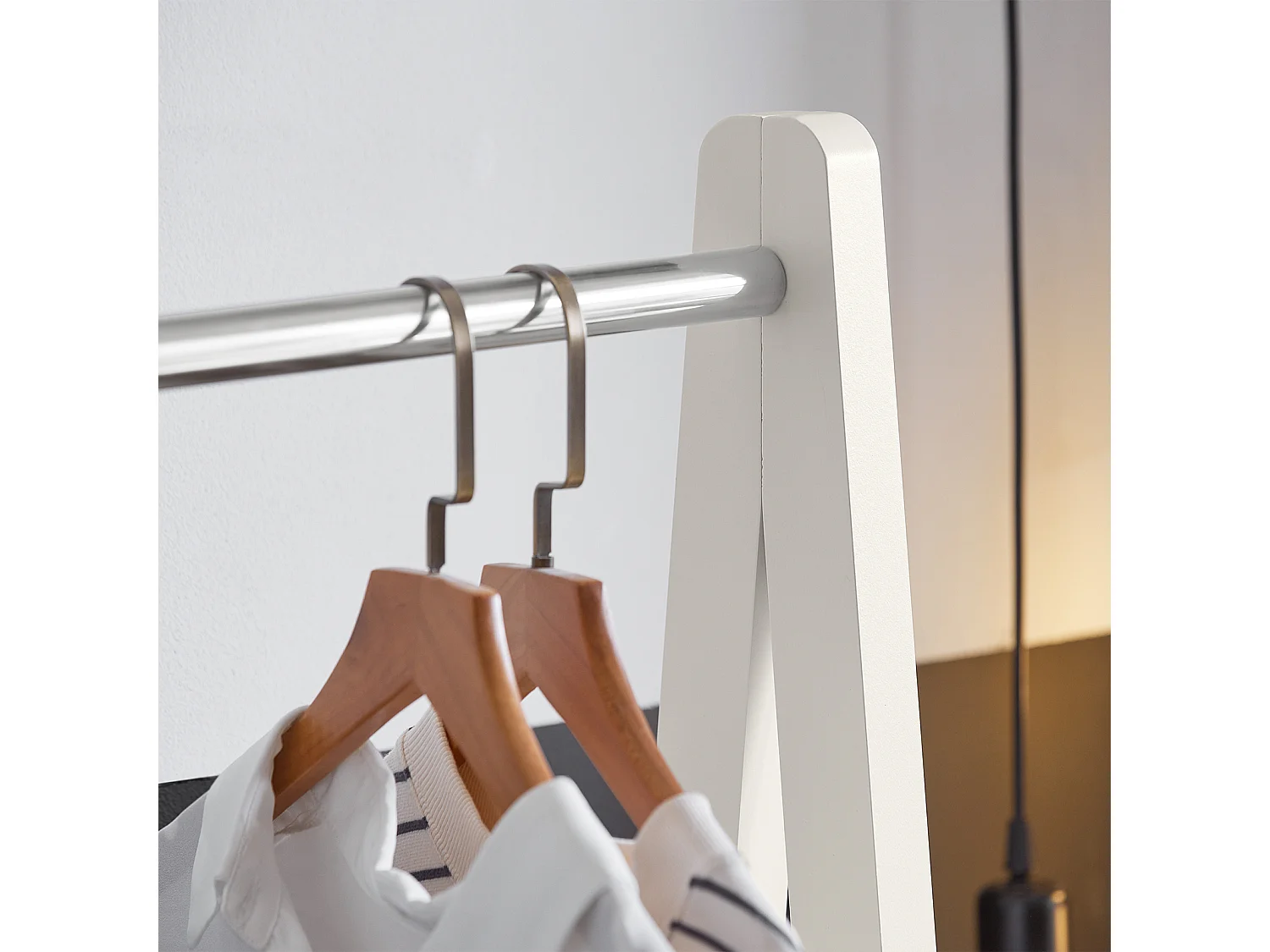 Porte-vêtement En Bois Penderie À Vêtement Porte-manteau Avec Deux Étagères –blanc, Frg59-w