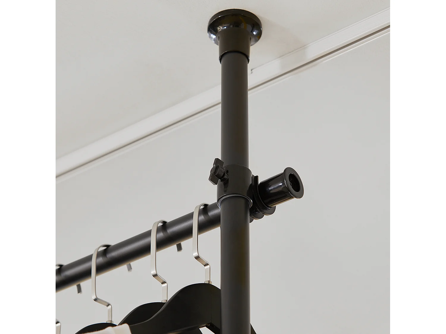 SoBuy KLS04-Sch Kledingrek Klerenrailsysteem Opbergsysteem Telescopisch Kledingrek