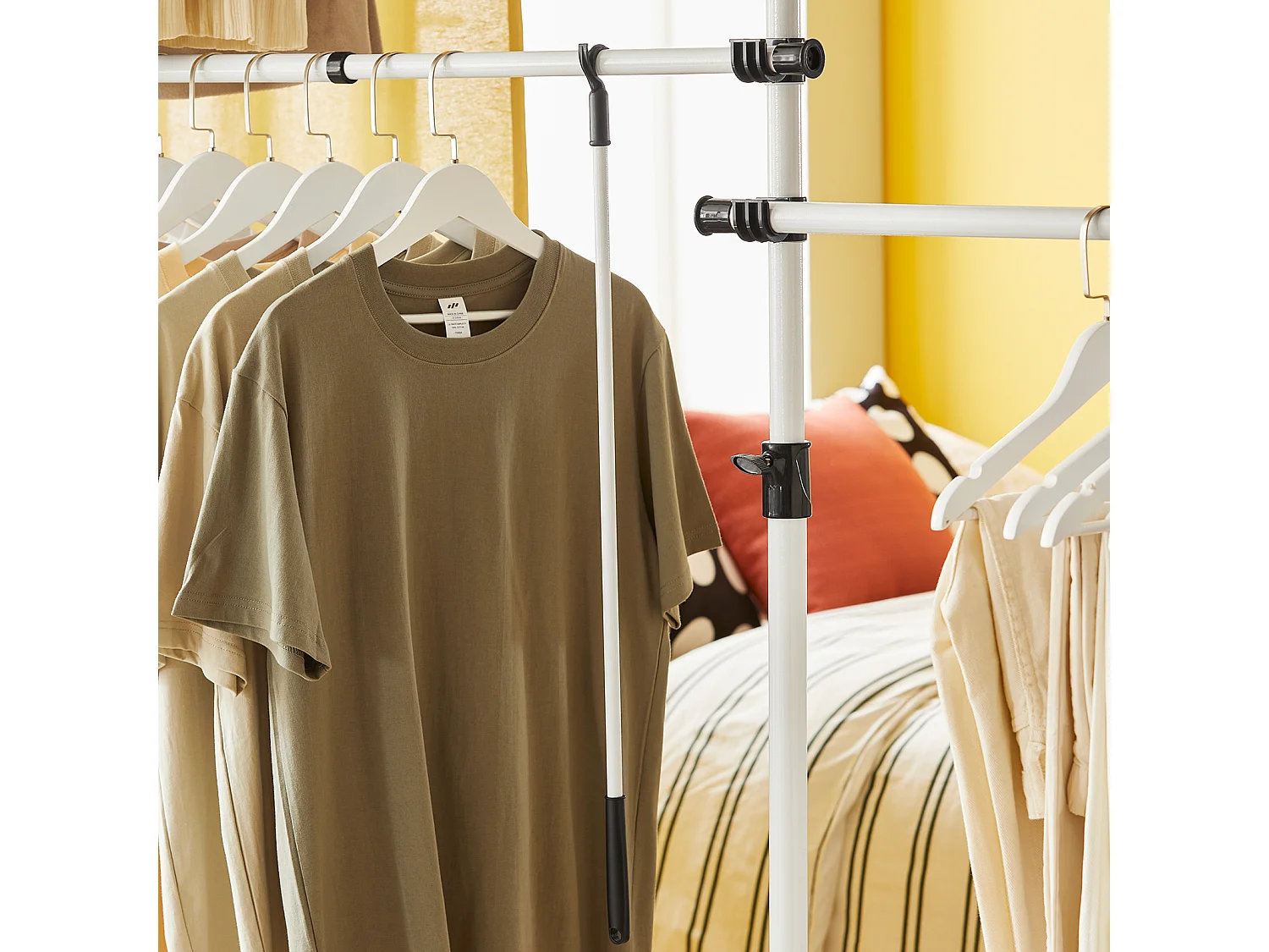 Perchero de Ropa Telescópico Altura Ajustable,Sistema de Perchero Extensible con 4 Barras Blanco KLS03 SoBuy ES