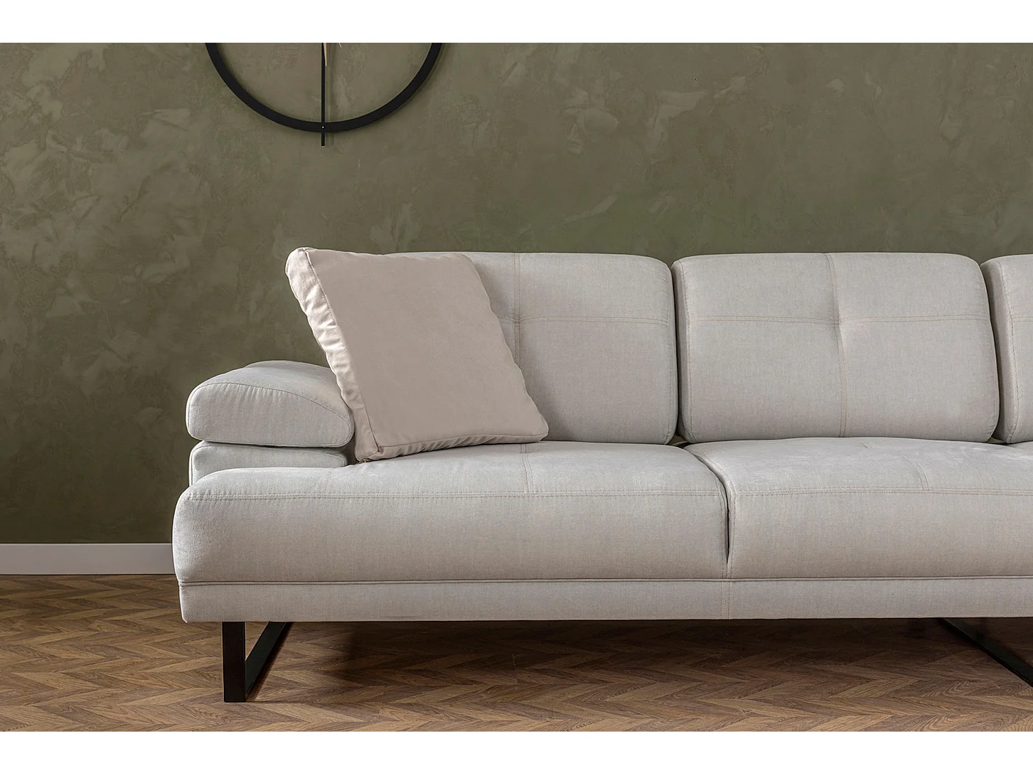 Moderne rechterhoekbank zachte lichtbeige stof zwart metalen poten Kustone 274 cm