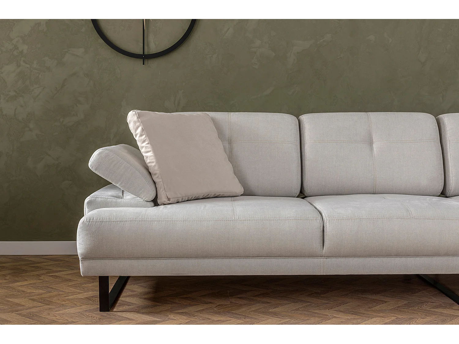 Moderne rechterhoekbank zachte lichtbeige stof zwart metalen poten Kustone 274 cm