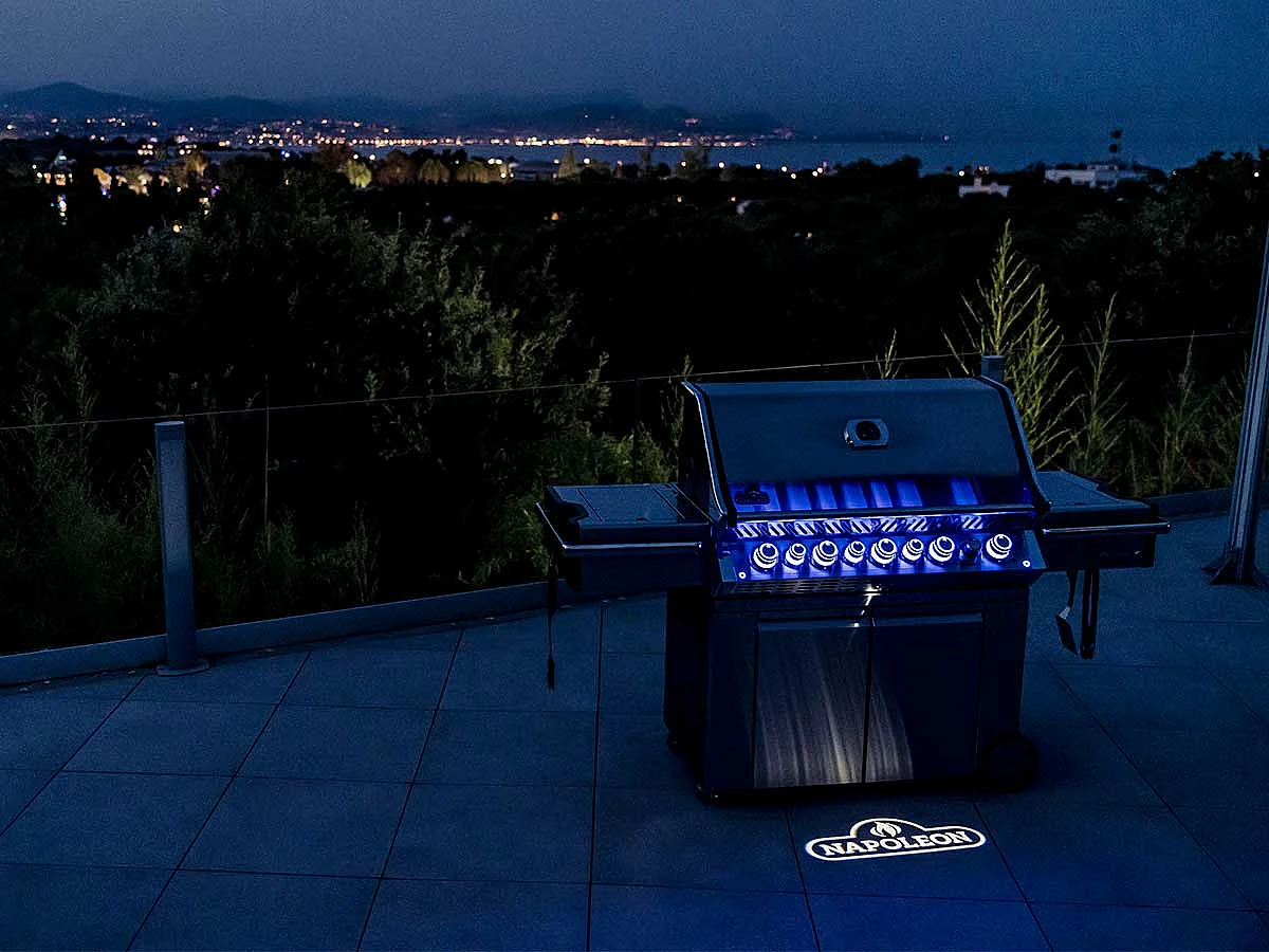 Barbecue à gaz Prestige Pro 665 SIB inox 5 brûleurs + Sizzle Zone + brûleur arrière + fumoir - Napoleon