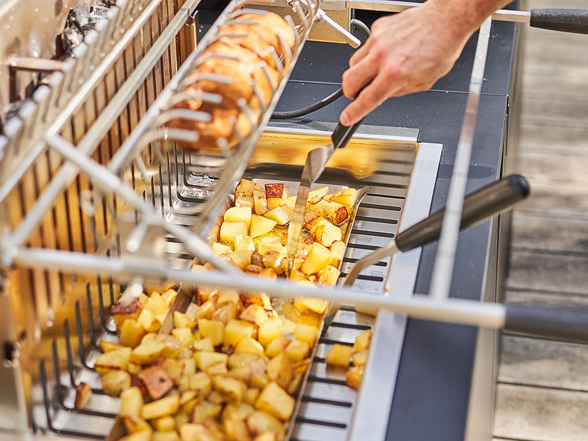 Barbecue charbon encastrable et à poser avec tournebroche électrique 918.66 - Forge Adour