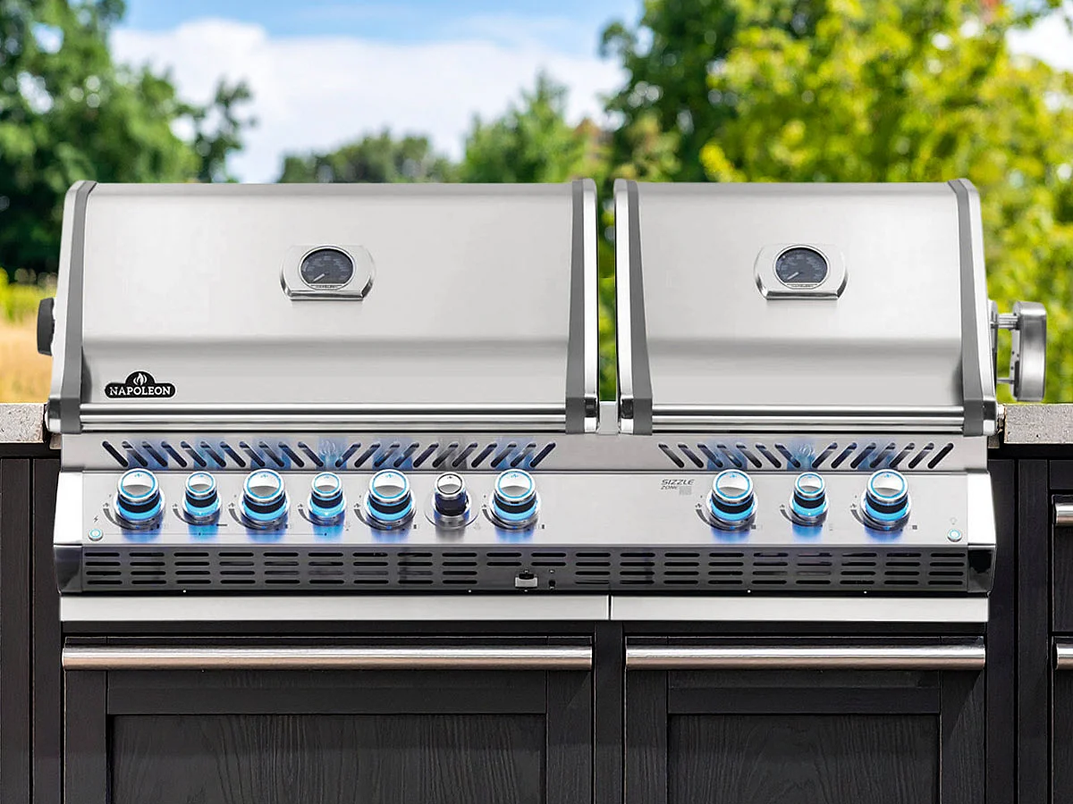 Barbecue gaz encastrable Prestige Pro 825 inox 4 brûleurs + 2 Sizzle Zone + brûleur arrière + Fumage - Napoleon