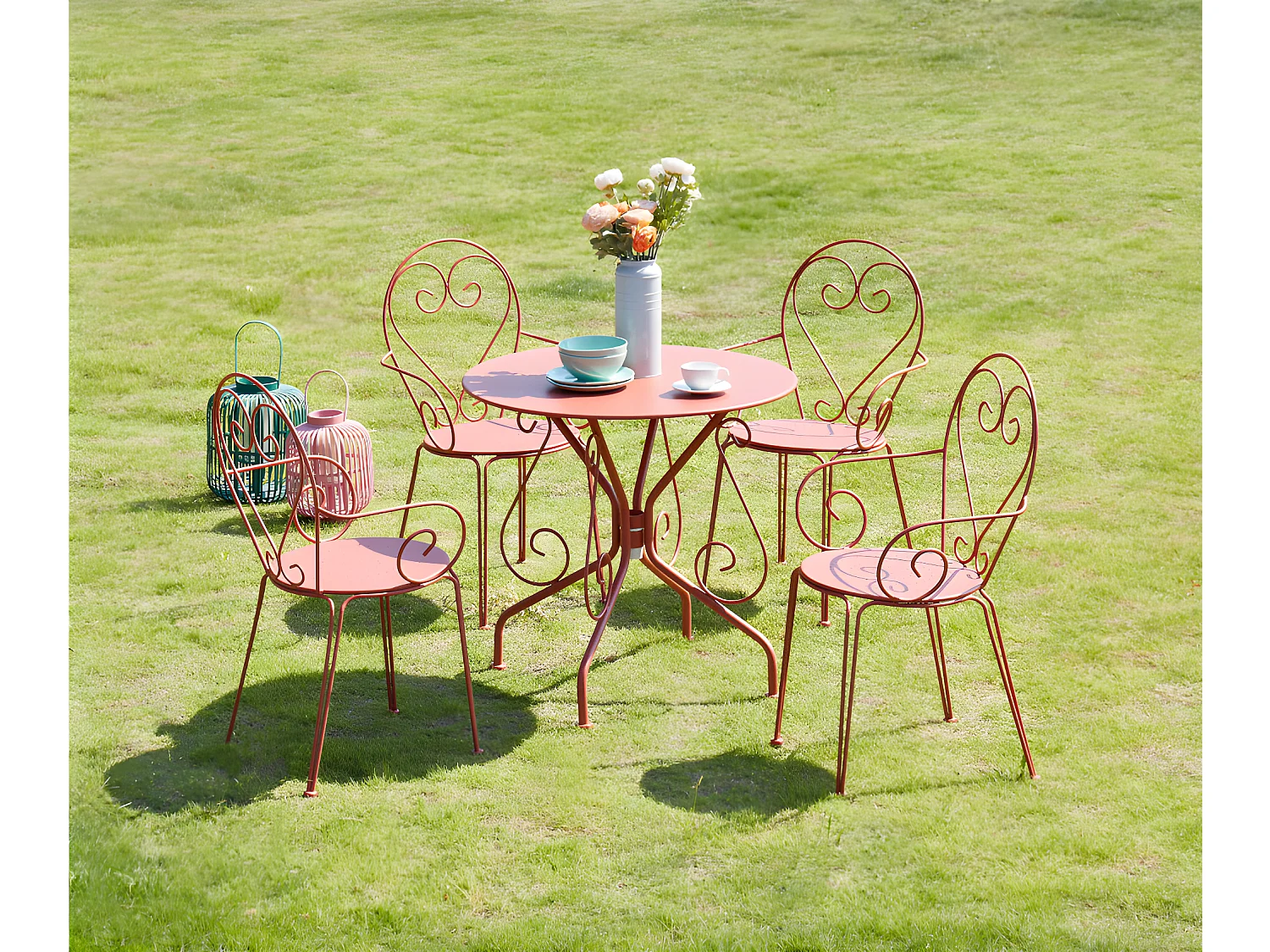 Salle à manger de jardin  en métal façon fer forgé: une table et 4 fauteuils empilables - Terracotta - GUERMANTES de MYLIA