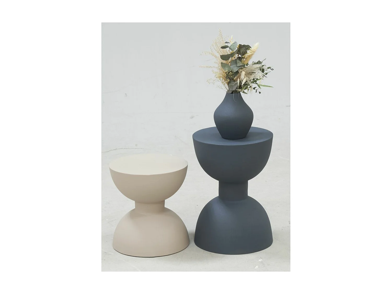 Table d'appoint ronde en métal Sablier