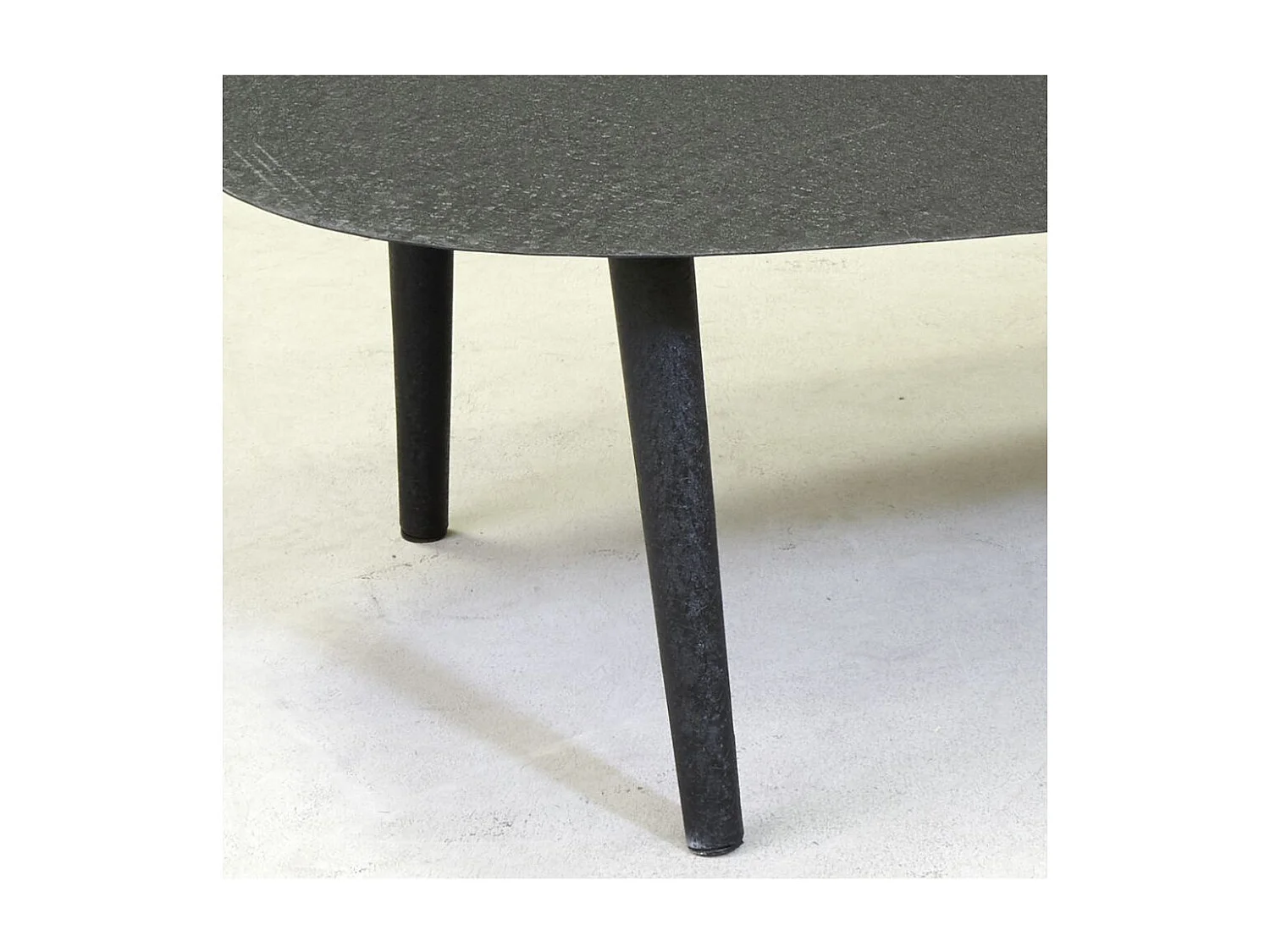 Table basse ovale en métal texturé noir