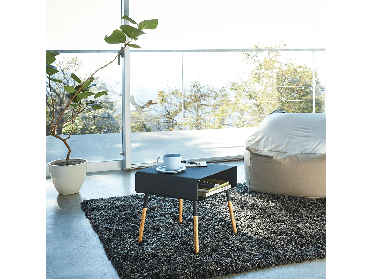 Moderner Nachttisch aus Metall und Holz