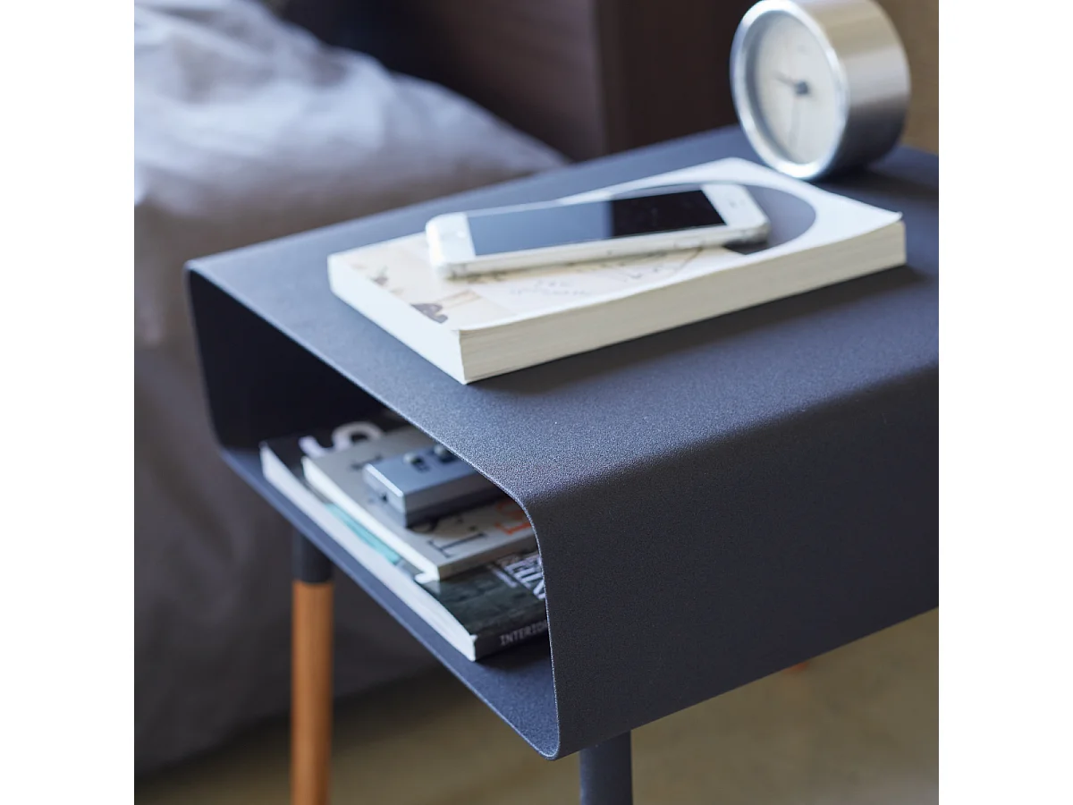 Moderner Nachttisch aus Metall und Holz