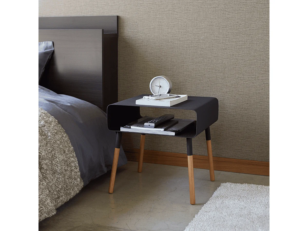 Moderner Nachttisch aus Metall und Holz