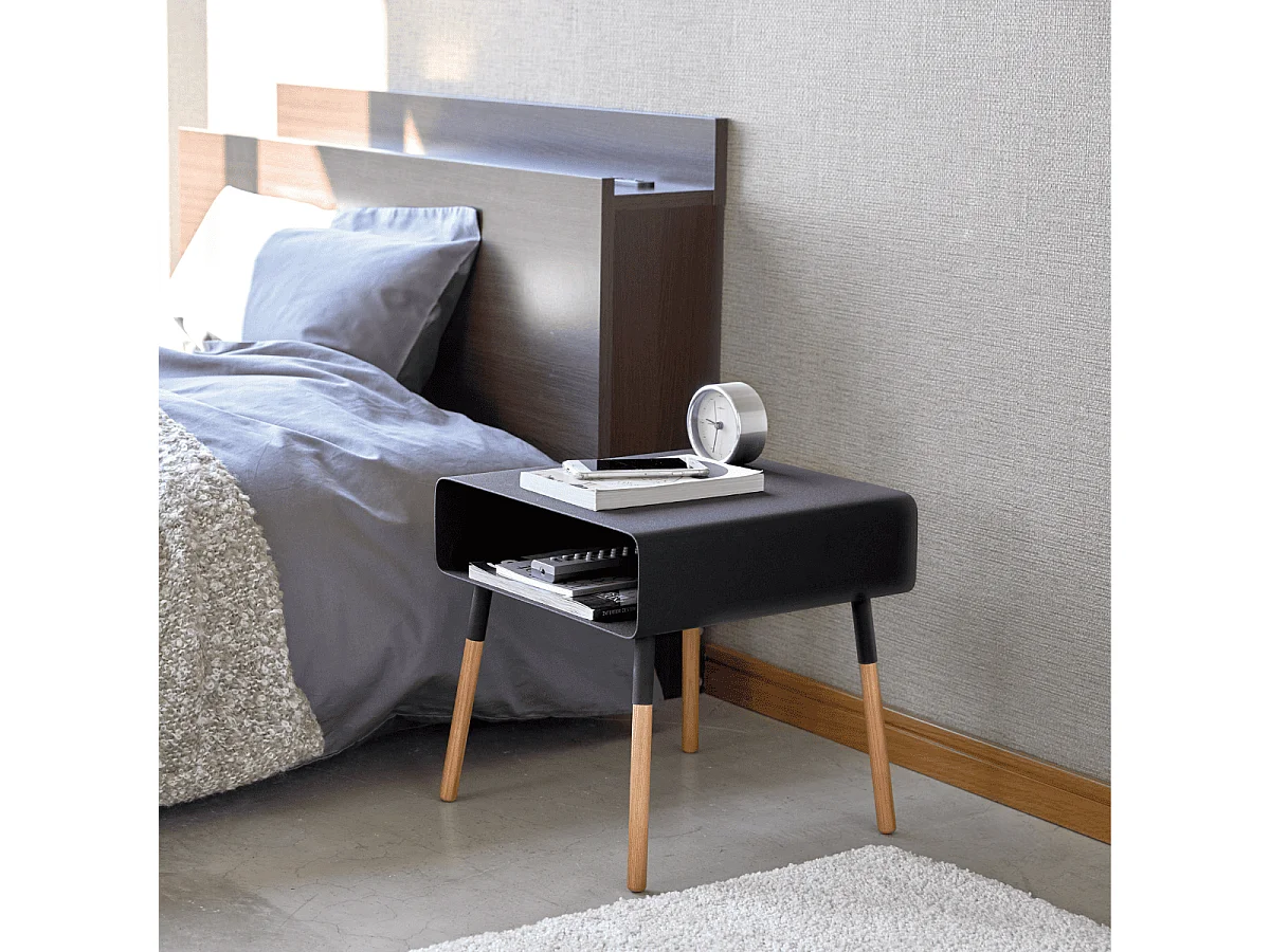 Moderner Nachttisch aus Metall und Holz