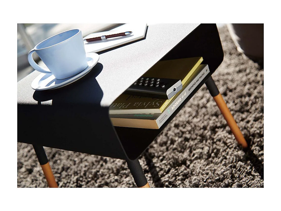 Moderner Nachttisch aus Metall und Holz