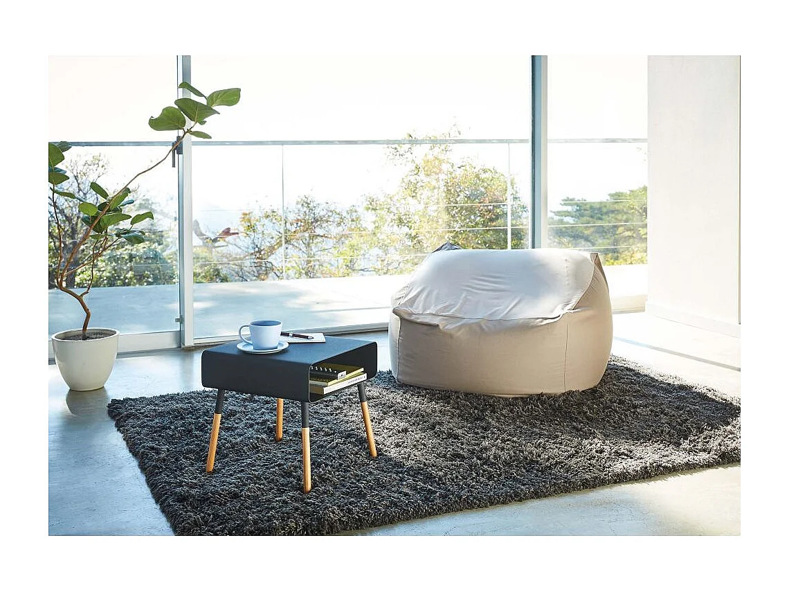 Moderner Nachttisch aus Metall und Holz