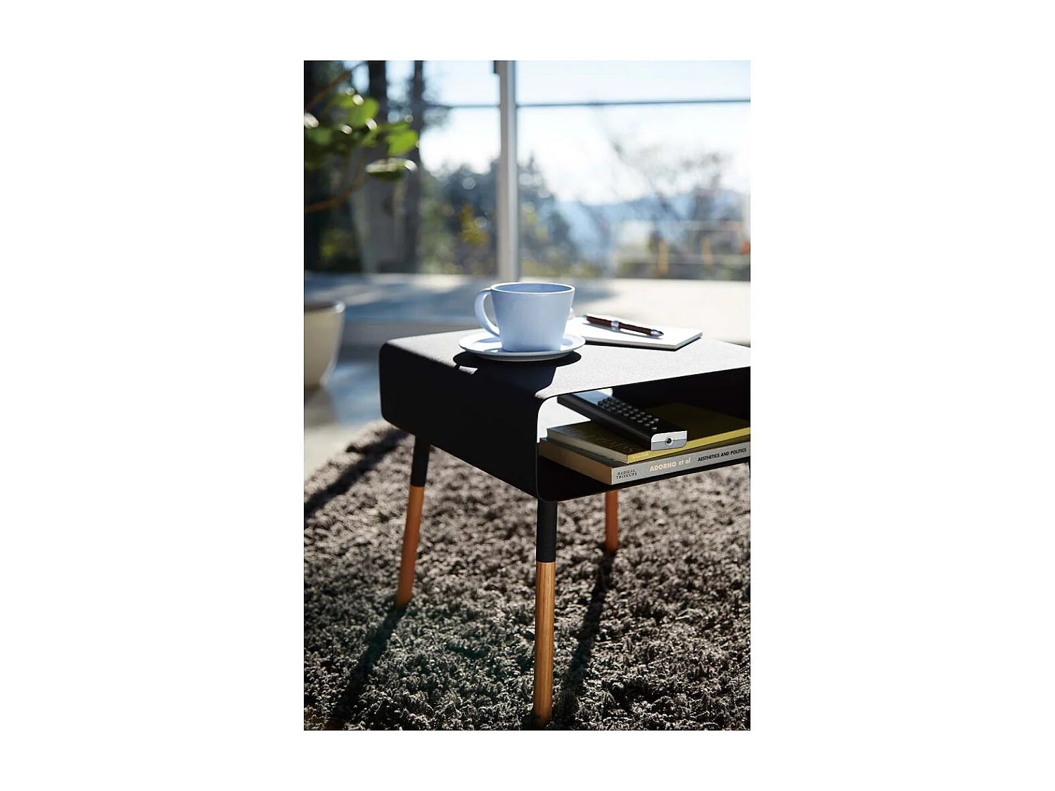 Moderner Nachttisch aus Metall und Holz