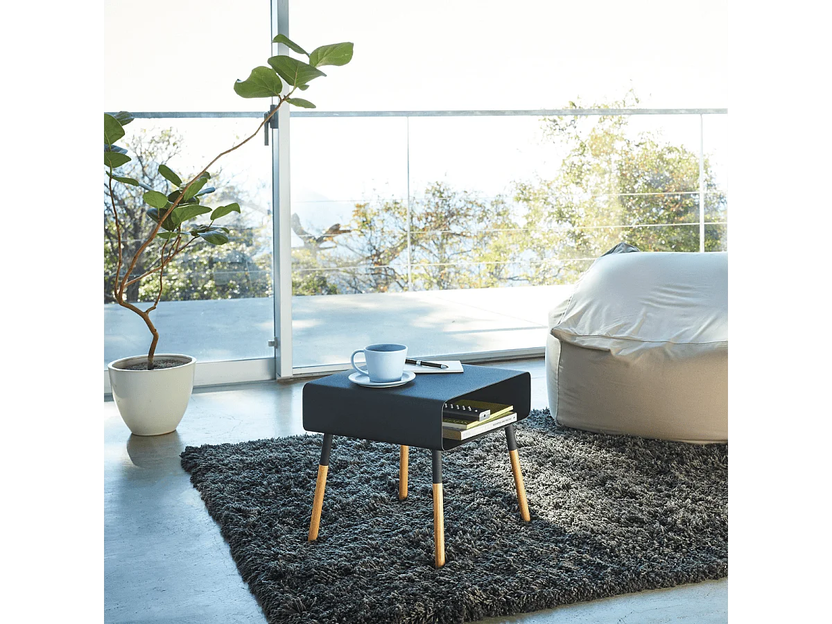 Moderner Nachttisch aus Metall und Holz