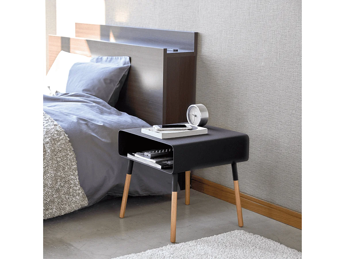 Moderner Nachttisch aus Metall und Holz