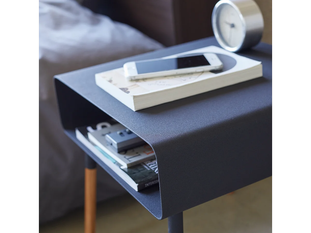 Moderner Nachttisch aus Metall und Holz