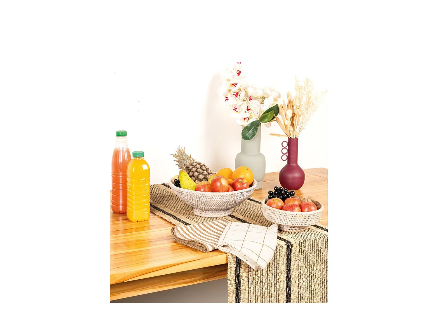 Corbeille sur pied en rotin blanc