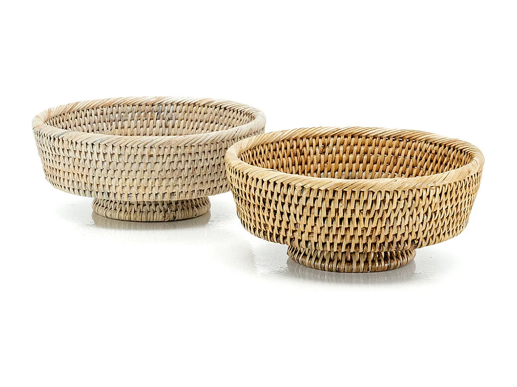 Corbeille sur pied en rotin blanc