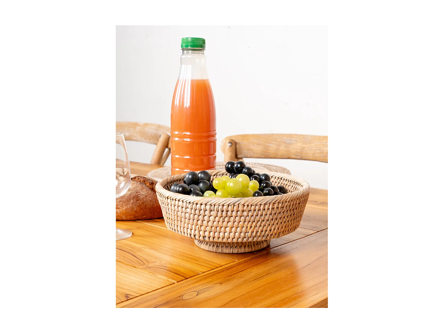 Corbeille sur pied en rotin blanc