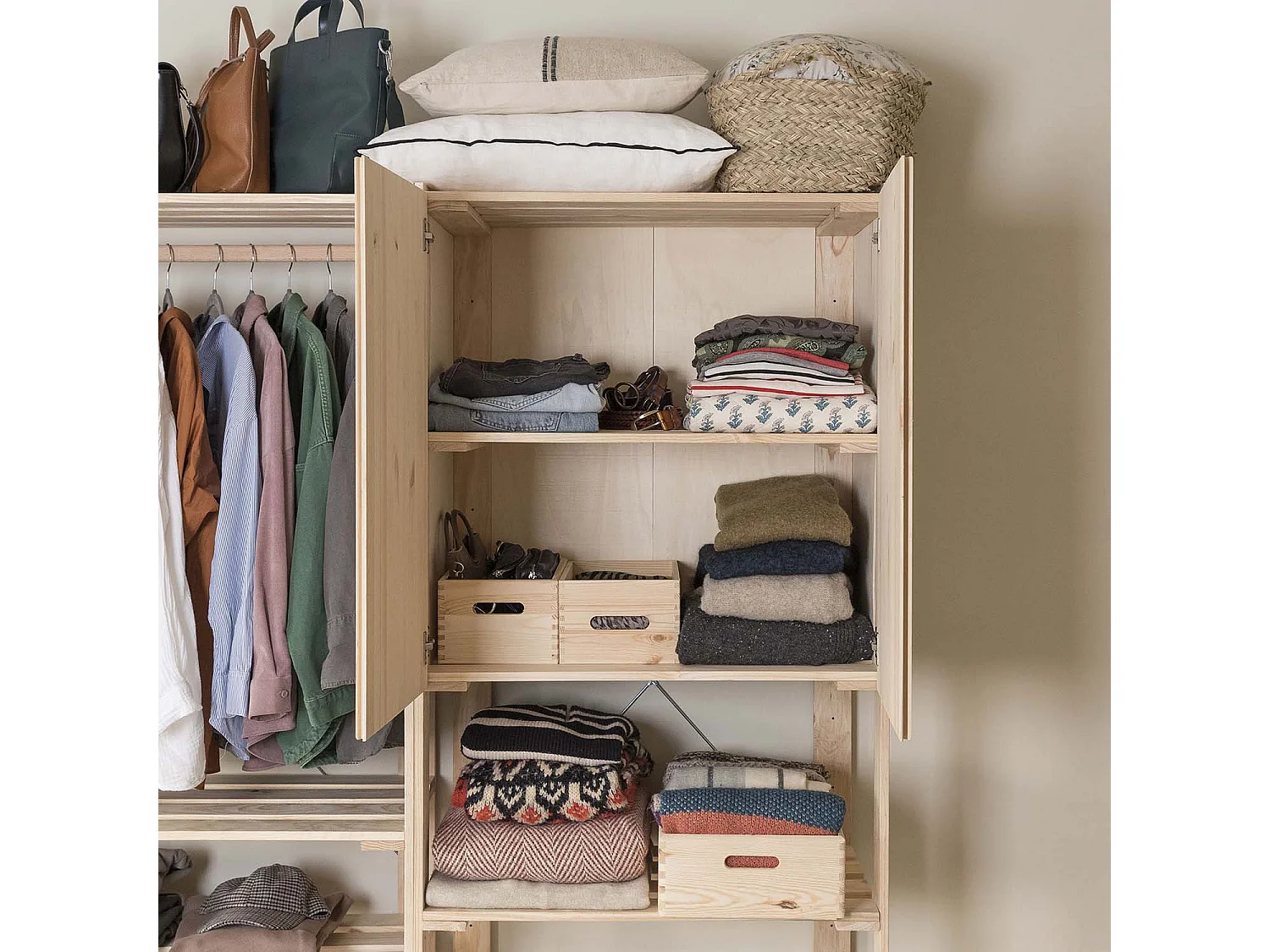Penderie en pin massif Nova 76.5 x 38.5 x 174.5 cm