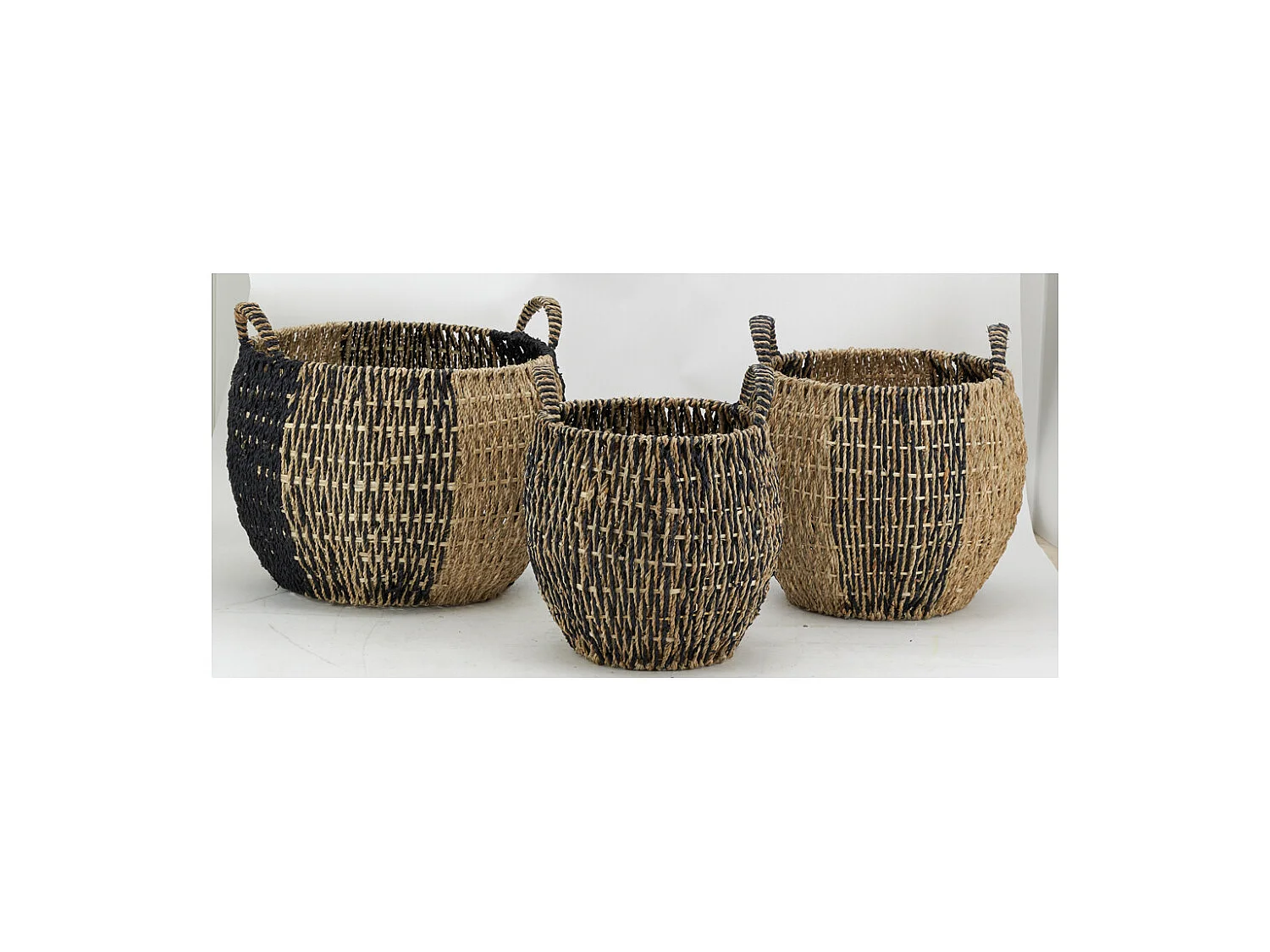 Corbeilles boules en jonc naturel et noir (lot de 3)