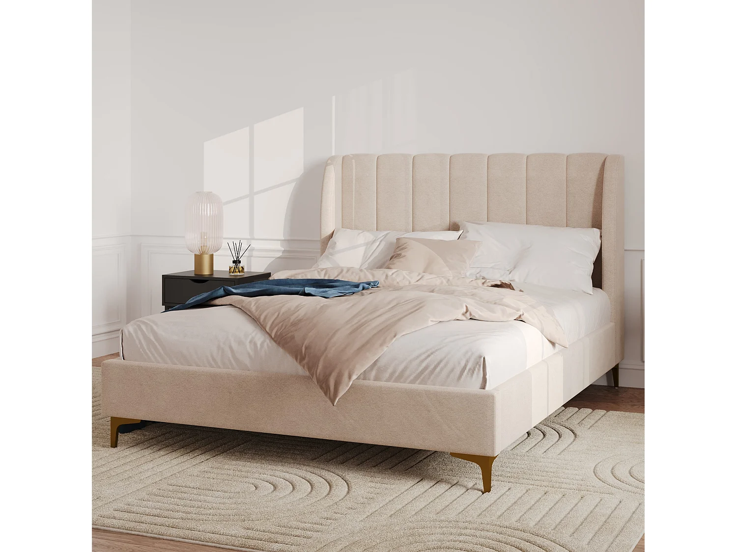 Letto matrimoniale 140x190 cm in tessuto beige con piedini dorati - Koda