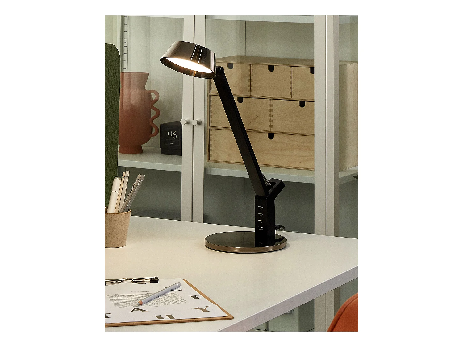 Lámpara LED de escritorio CHAMAELEON con puerto USB Metal Latón