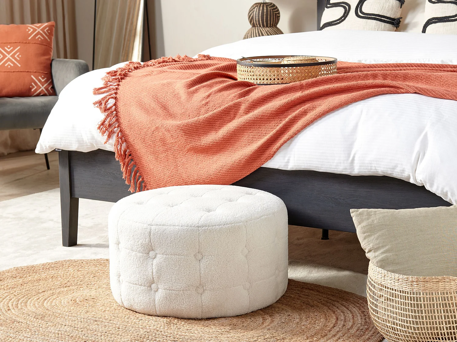 Pouf Bouclé weiß mit Knopfsteppung rund ⌀ 55 cm Chesterfield-Stil Modern Tampa