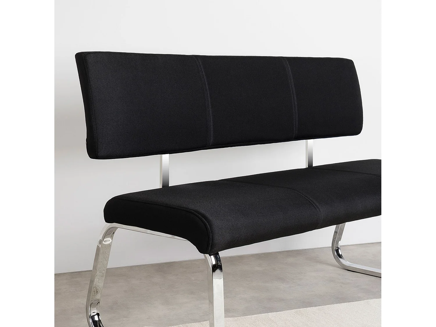 Banc design VILAS siège avec 3 places, banquette au piètement chromé et dossier au revêtement en tissu noir