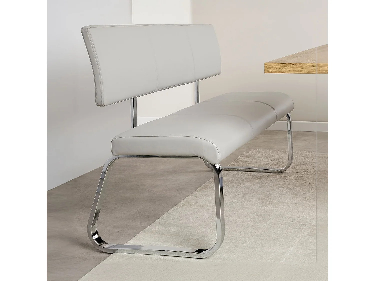 Banc design VILAS siège avec 3 places, banquette au piètement chromé et dossier au revêtement synthétique gris clair