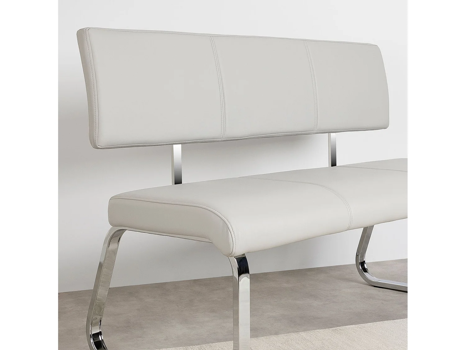 Banc design VILAS siège avec 3 places, banquette au piètement chromé et dossier au revêtement synthétique gris clair